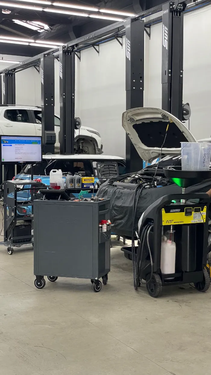 Troca de óleo de câmbio automático em execução na Perfek Car Service