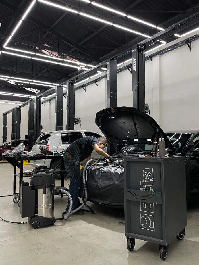 Descarbonização do motor com casca de nozes sendo aplicada