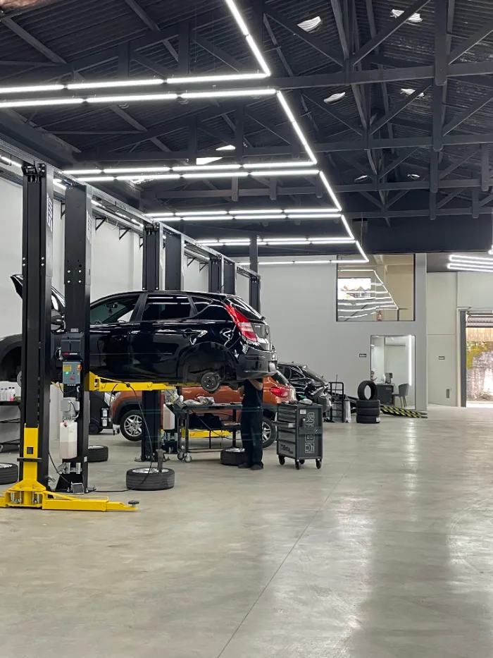 Salão de serviço da Perfek com elevadores e carros em atendimento
