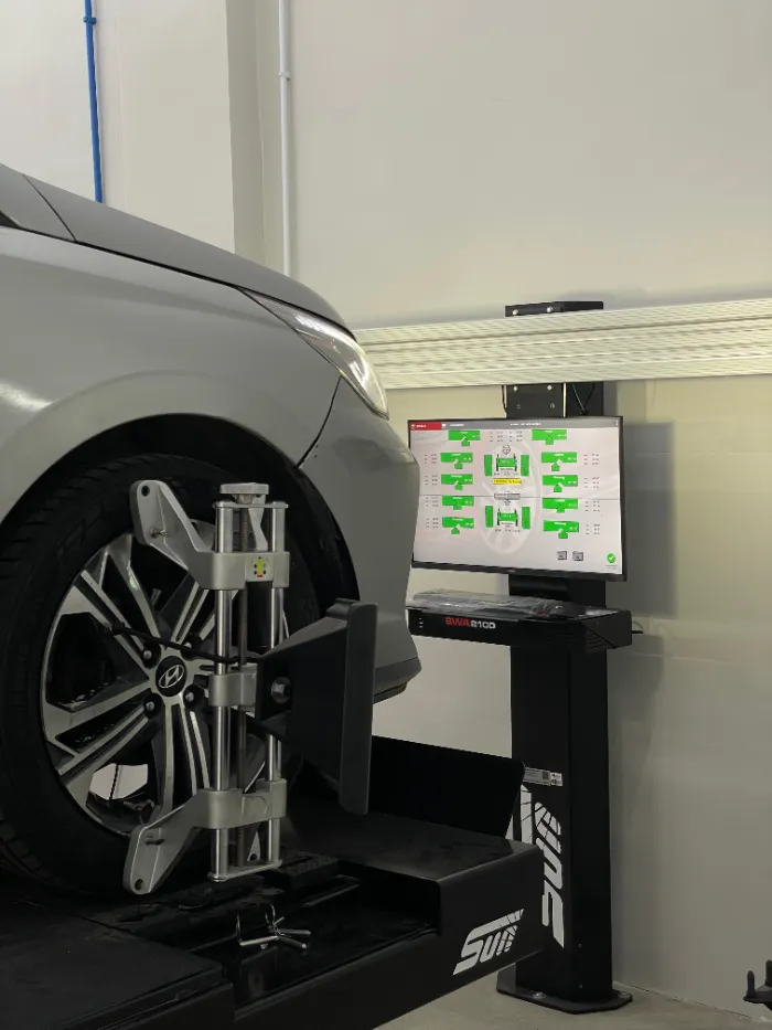 Alinhamento 3D sendo executado com sensores instalados nas rodas