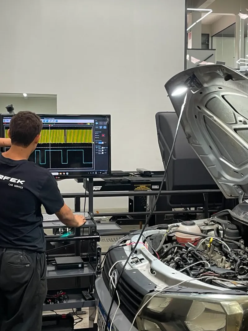 Endoscópio inspecionando o interior do motor